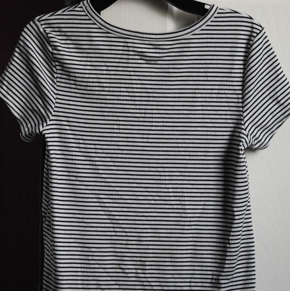 BLACK AND WHITE CROP TOP